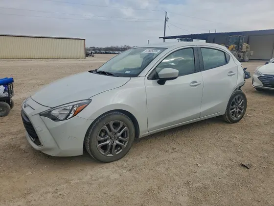 2020 Toyota Yaris Hatchback LE