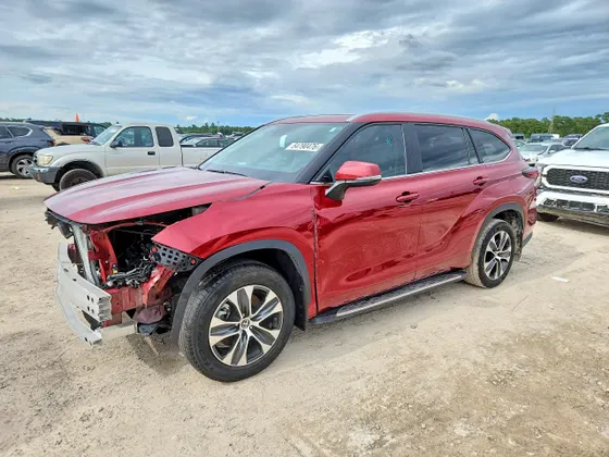 2024 Toyota Highlander LE