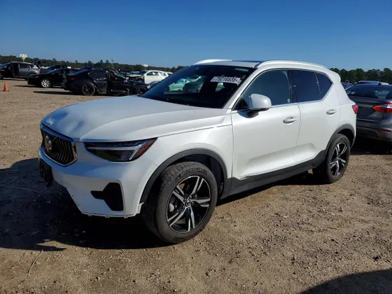 2025 Volvo XC40 Core Bright Theme