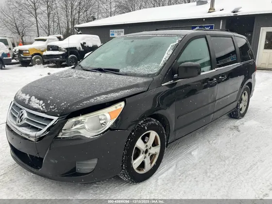 2011 Volkswagen Routan SEL w/Navigation