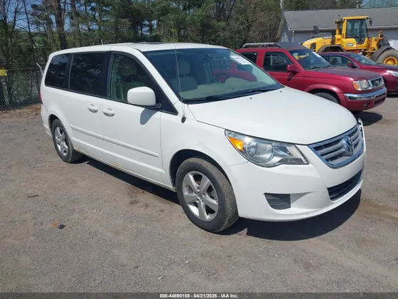 2010 Volkswagen Routan SEL w/Navigation