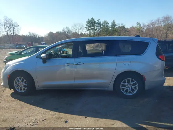2023 Chrysler Voyager LX