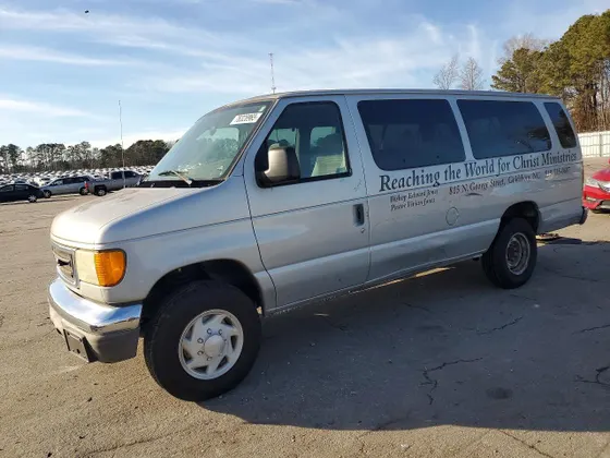 2004 Ford Econoline Wagon XL