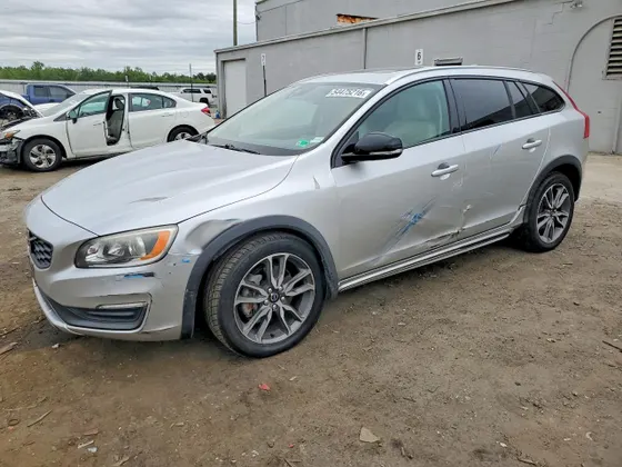 2015 Volvo V60 Cross Country T5