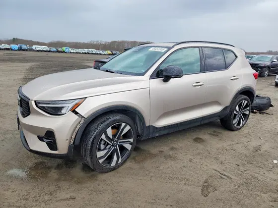 2023 Volvo XC40 Plus Dark Theme