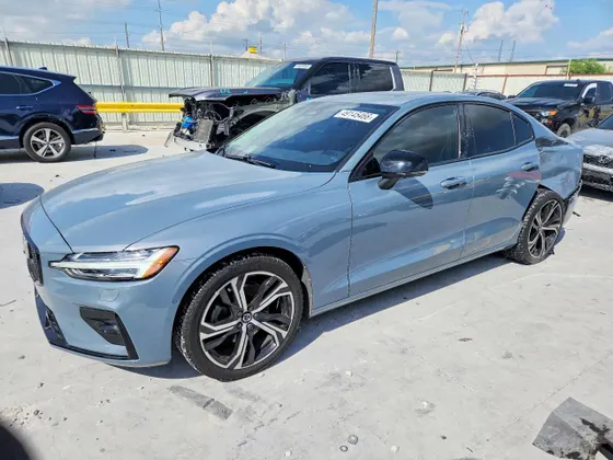 2023 Volvo S60 Plus Dark Theme