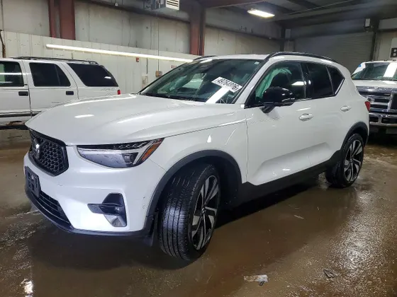 2023 Volvo XC40 Ultimate Dark Theme