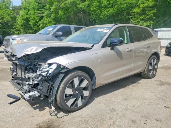 2024 Volvo XC60 Recharge Plug-In Hybrid Plus Dark Theme