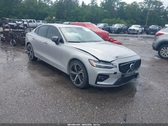 2023 Volvo S60 Plus Dark Theme