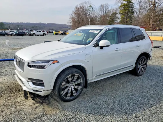 2023 Volvo XC90 Recharge Plug-In Hybrid Ultimate Bright Theme