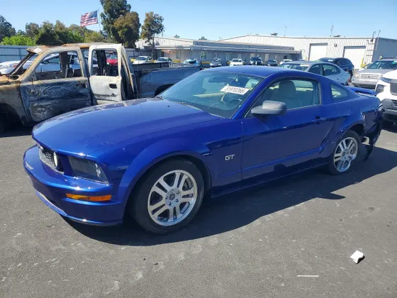 2005 Ford Mustang GT Deluxe