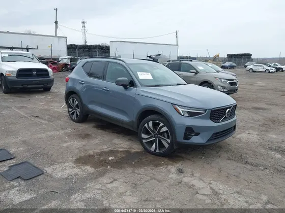 2023 Volvo XC40 Plus Dark Theme