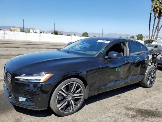 2022 Volvo S60 Recharge Plug-In Hybrid R-Design Expression
