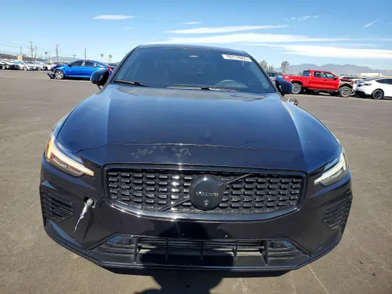 2024 Volvo S60 Recharge Plug-In Hybrid Plus Black Edition
