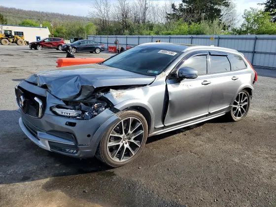 2018 Volvo V90 Cross Country