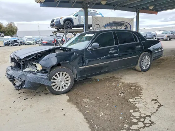 2006 Lincoln Town Car Signature Limited