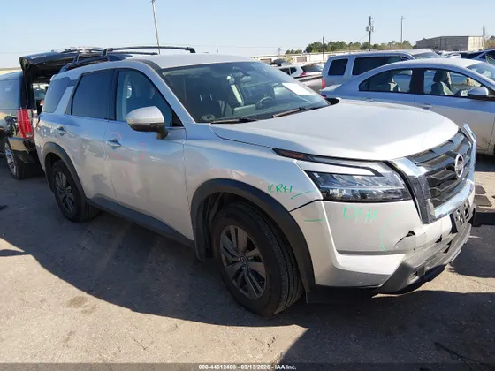 2022 Nissan Pathfinder SV