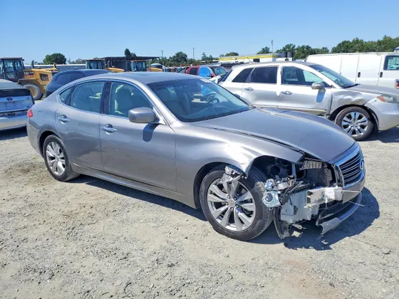 2011 INFINITI M56