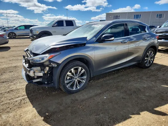 2017 INFINITI QX30 Premium