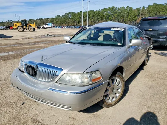 2011 Lincoln Town Car Signature Limited