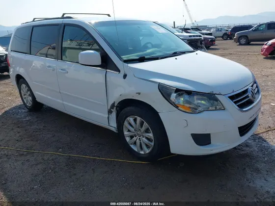 2014 Volkswagen Routan SE w/RSE & Navigation