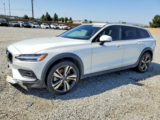 2023 Volvo V60 Cross Country Plus
