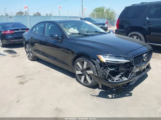 2023 Volvo S60 Recharge Plug-In Hybrid Plus Dark Theme