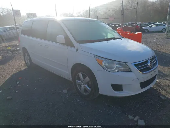 2010 Volkswagen Routan SE