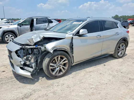 2017 INFINITI QX30 Sport