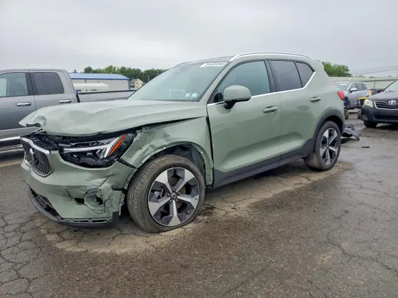 2025 Volvo XC40 Core Bright Theme