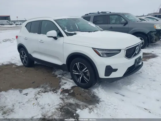 2024 Volvo XC40 Core Bright Theme
