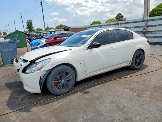 2015 INFINITI Q40