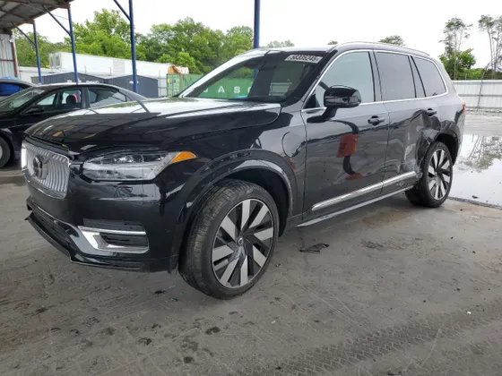 2023 Volvo XC90 Recharge Plug-In Hybrid Ultimate Bright Theme