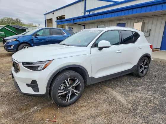 2024 Volvo XC40 Core Bright Theme
