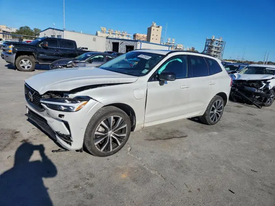 2023 Volvo XC60 Recharge Plug-In Hybrid Ultimate Dark Theme