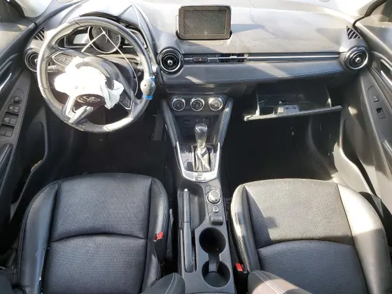2020 Toyota Yaris Hatchback LE