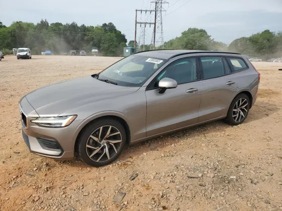2020 Volvo V60 Momentum