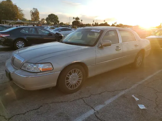 2010 Lincoln Town Car Signature Limited