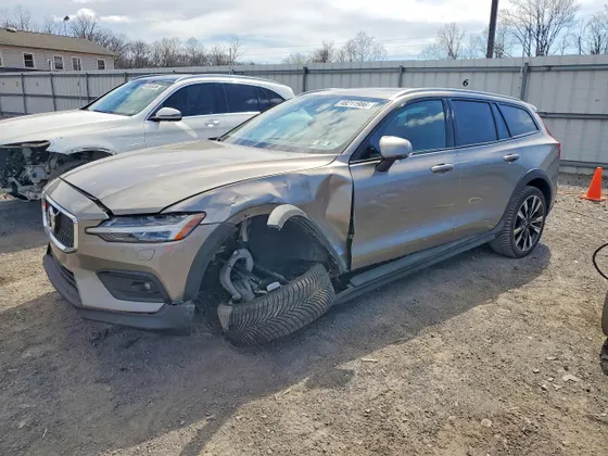 2020 Volvo V60 Cross Country