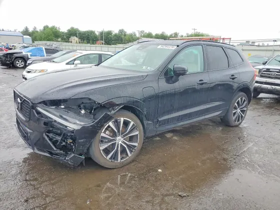 2023 Volvo XC60 Recharge Plug-In Hybrid Plus Dark Theme