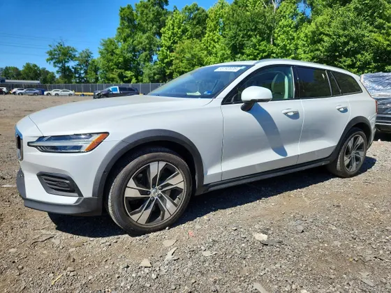 2020 Volvo V60 Cross Country
