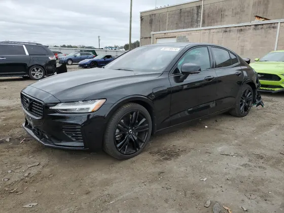 2022 Volvo S60 Plug-In Hybrid Ultra Black Edition