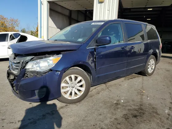 2014 Volkswagen Routan SE w/RSE & Navigation