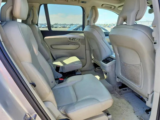 2016 Volvo XC90 T6 Momentum