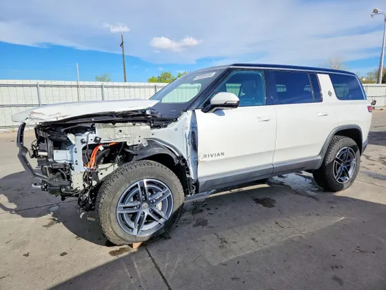 2025 Rivian R1S Adventure
