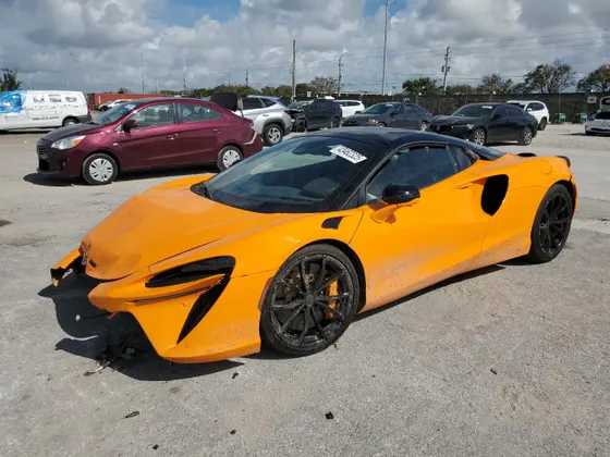 2025 McLaren Artura