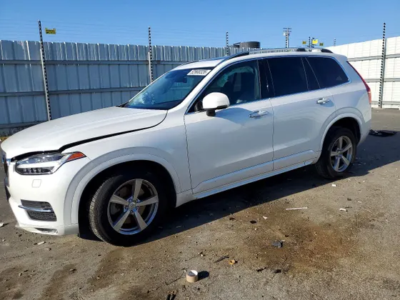 2017 Volvo XC90 Momentum