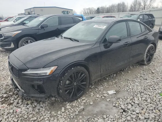 2022 Volvo S60 Plug-In Hybrid Ultra Black Edition