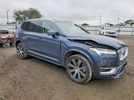 2025 Volvo XC90 Plug-In Hybrid Plus