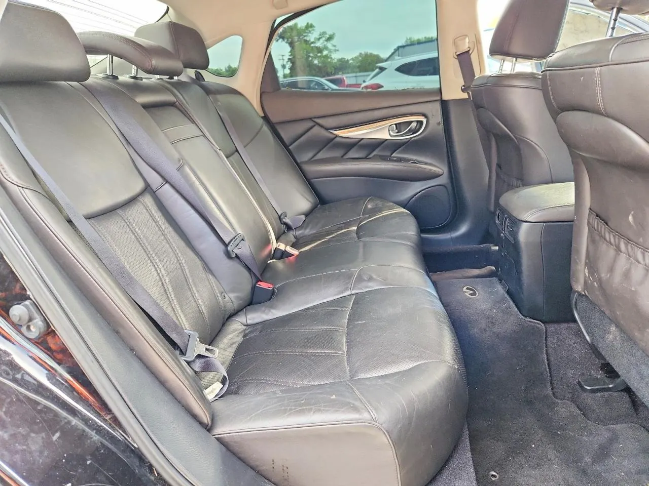 2011 INFINITI M56